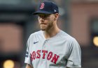 Braves, sık sık sakatlanan atıcı Chris Sale'i takastan birkaç gün sonra sözleşmesini 2 yıl uzatmak için imzaladı