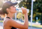 Yeni çalışmada şişelenmiş suyun on binlerce 'minik plastik parçacık' içerdiği bulundu