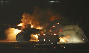 Japan Airlines uçağı Tokyo Haneda havaalanında çarpıştıktan sonra alevler içinde kaldı, 5 kişi öldü