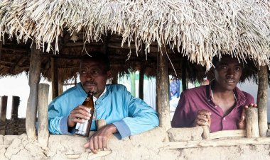 Yetkililer evde bira üretimini kısıtlamaya çalışırken Uganda'nın sevilen alkollü içeceği tehdit altında