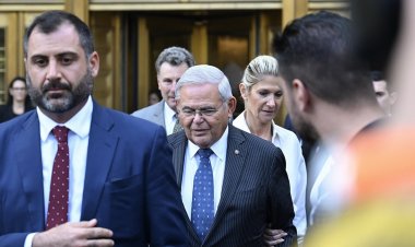 Demokrat Senatör Bob Menendez, federal iddianamenin yerine geçerek Katar yararına rüşvet almakla suçlandı