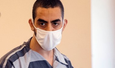 Salman Rüşdi'yi bıçaklamakla suçlanan adamın duruşması, yazarın anı kitabı yayınlanana kadar ertelenebilir