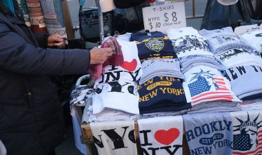 NYC, belediye başkanının tatil sezonunun 'tehlikeli hale geldiğini' söylemesinin ardından Brooklyn Köprüsü satıcılarını yasakladı