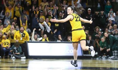 Iowa'lı Caitlin Clark, Hawkeyes'i Michigan State'i geçmek için yarı saha logosundaki zili çaldırdı