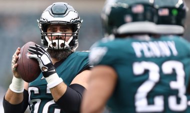 Jason Kelce, NFL sahibinin taraftara içki fırlatmasının 'saygısız' olduğunu, yüzüne yumruk atmayı tercih edeceğini söyledi