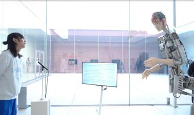Doğal dilden öğrenen, insan duygularını taklit eden insansı robotla tanışın