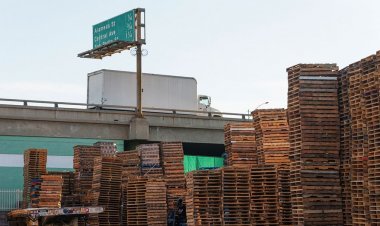 Kaliforniya, LA otoyolunda çıkan kundaklama yangınının ardından güvenlik önlemlerini uyguluyor