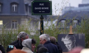 Paris, 77. doğum gününde caddeye David Bowie'nin adını verdi