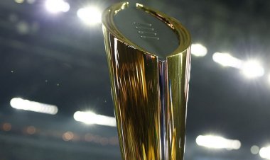 Çatı, Michigan-Washington kolej futbolu ulusal şampiyonluk maçı öncesinde sızıyor gibi görünüyor