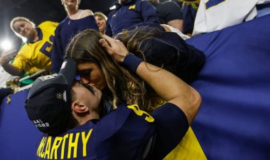 Michigan'lı JJ McCarthy ulusal şampiyonluğu kazandıktan sonra kız arkadaşıyla öpüşüyor