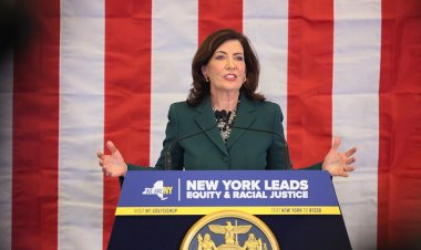 NY Valisi Hochul, gözünü Eyalet Kongre Binası'nda Yerli Amerikalılara ait 'saldırgan sanatın' kaldırılması ihtimaline çeviriyor