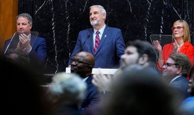 Indiana Valisi Holcomb, son eyalet konuşmasında güçlü üretim ve sağlık girişimlerini duyurdu