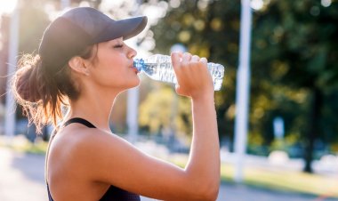 Yeni çalışmada şişelenmiş suyun on binlerce 'minik plastik parçacık' içerdiği bulundu