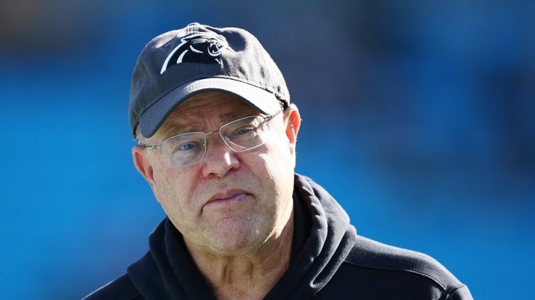 Panthers'ın sahibi David Tepper, Jaguars taraftarına süitinden içki fırlatıyor