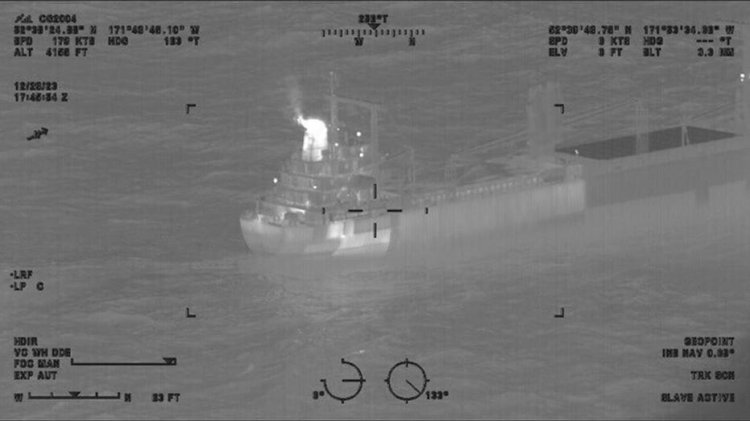 ABD Sahil Güvenlik, Alaska kargo gemisinde birkaç gün süren yanmanın ardından lityum iyon pil yangınını söndürdü