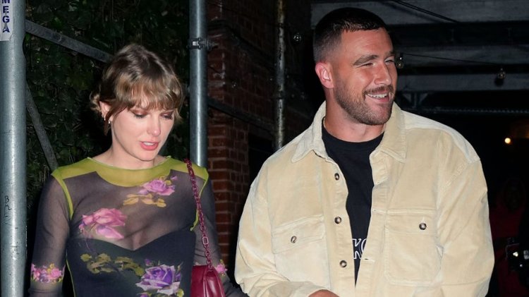 Travis Kelce ve Taylor Swift, Chiefs'in art arda sekizinci lig şampiyonluğunu kazanmasının ardından Yeni Yıl öpücüğünü paylaştı