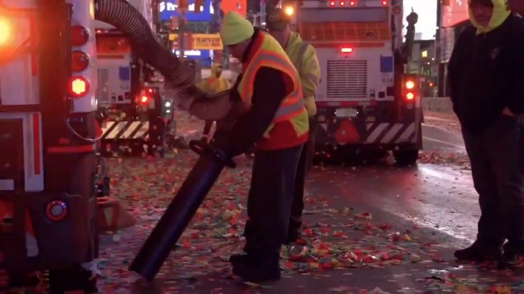 Times Meydanı'ndaki yılbaşı gecesi, temizlik çalışmaları kapsamında 100.000 poundun üzerinde konfeti ile çalıyor
