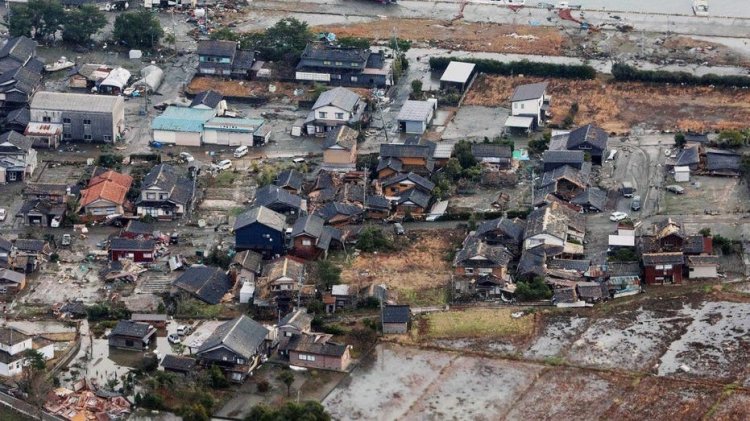 Japonya'daki depremlerde en az 48 kişi öldü, yetkililer evlerde mahsur kalan insanları kurtarmak için yarışıyor