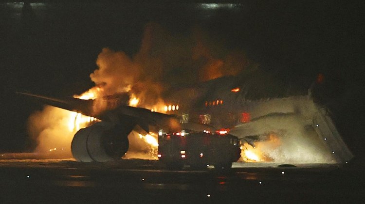 Japan Airlines uçağı Tokyo Haneda havaalanında çarpıştıktan sonra alevler içinde kaldı, 5 kişi öldü