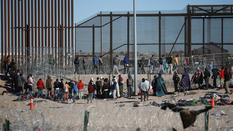 Biden yöneticisi, göçmen sayısı rekorları kırarken Venezuela'ya daha fazla sınır dışı uçuşu planlıyor