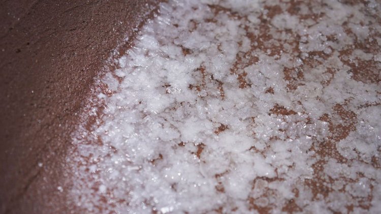 Hawaii aileleri eyaletin kalan son tuz yamalarında kutsal tuz yapma geleneğini sürdürüyor