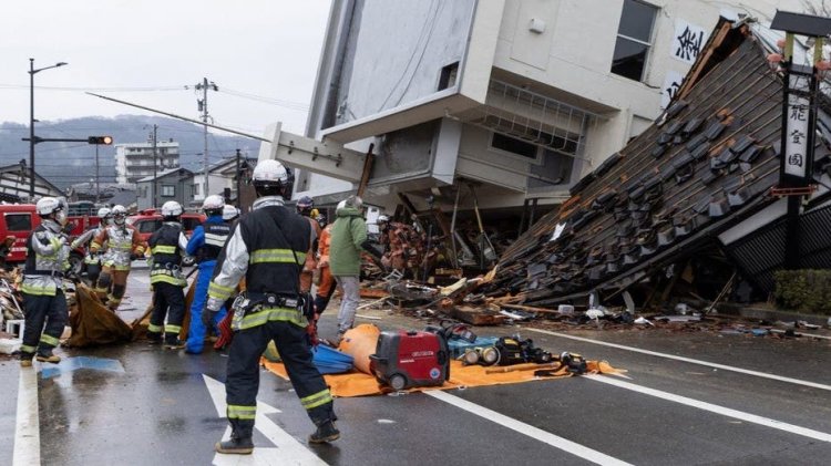 Ölüm sayısı arttıkça Japon kurtarma ekipleri depremden sağ kurtulanları bulmak için yarışıyor