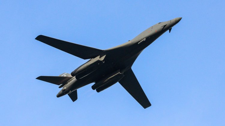 B-1 bombardıman uçağı Güney Dakota'daki eğitim görevi sırasında düştü; mürettebat güvenli bir şekilde tahliye edildi