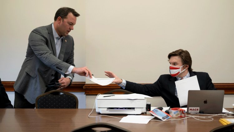 Davada Georgia vali yardımcısının Trump seçmeni olarak görev yapması nedeniyle diskalifiye edilmesi gerektiği belirtiliyor