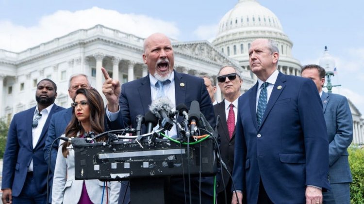 Muhafazakarlar hükümetin kapanmasını önlemek için Johnson-Schumer anlaşmasına isyan etti: 'Düşündüğümüzden daha kötü'