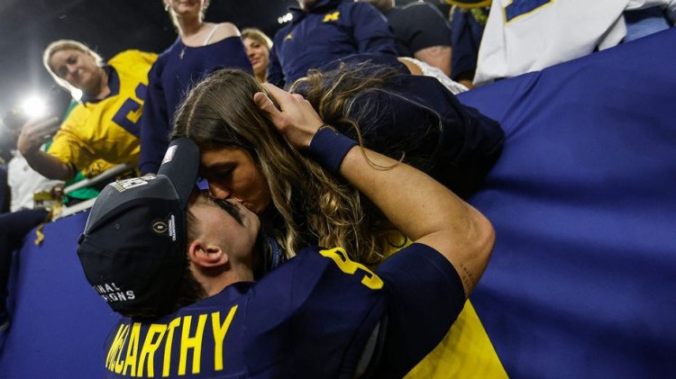 Michigan'lı JJ McCarthy ulusal şampiyonluğu kazandıktan sonra kız arkadaşıyla öpüşüyor