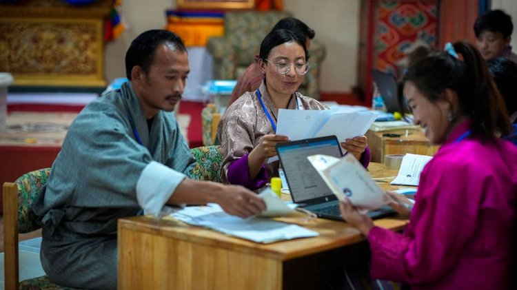 Butan Halkın Demokrat Partisi ekonomik zorluklarla mücadele sözü vererek seçimleri kazandı