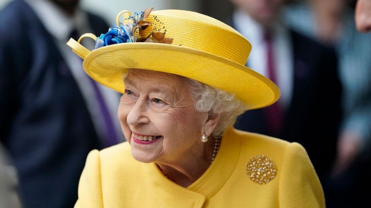 İngiliz adam, yanlışlıkla Kraliçe Elizabeth'e ait olduğunu iddia ettiği bastonu satmaya çalıştığı için hapis cezasına çarptırıldı