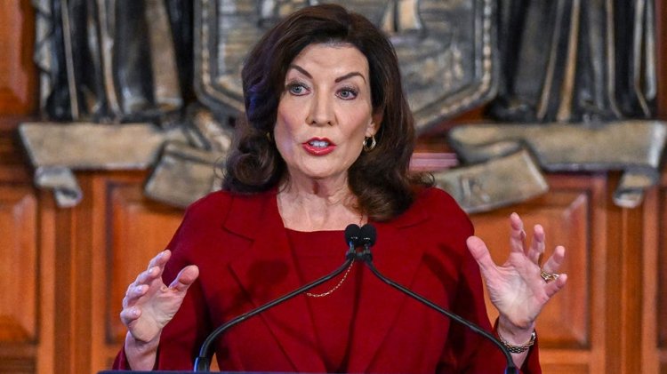Ulusal Demokratlar Kasım ayında Temsilciler Meclisi'ndeki büyük kazanımlar için New York'a bakarken Hochul suç ve konuttan bahsediyor