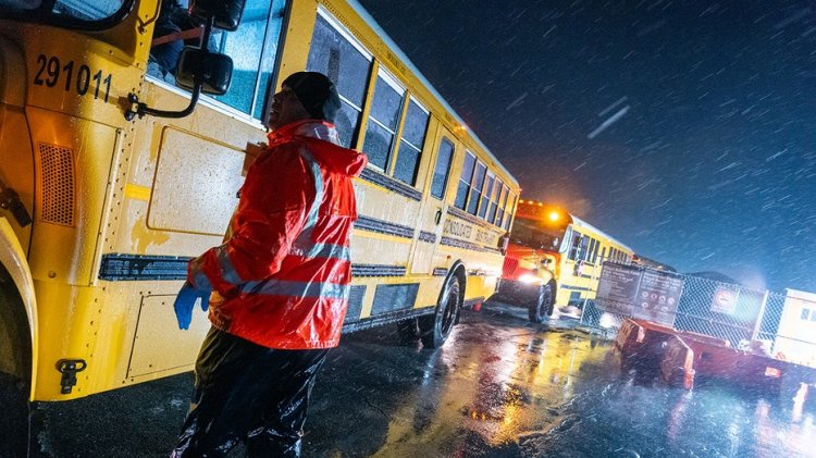 New York'taki lise öğrencileri, 2.000 göçmenin okulda barınması nedeniyle uzaktan eğitime zorlandı