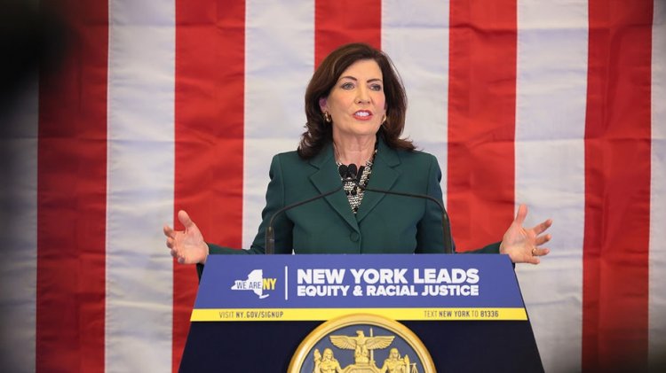 NY Valisi Hochul, gözünü Eyalet Kongre Binası'nda Yerli Amerikalılara ait 'saldırgan sanatın' kaldırılması ihtimaline çeviriyor