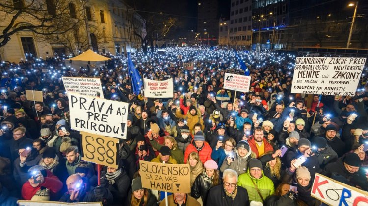 Slovaklar, Fico hükümetinin ceza kanunu değişikliğini protesto etmek için gruplar halinde toplandı